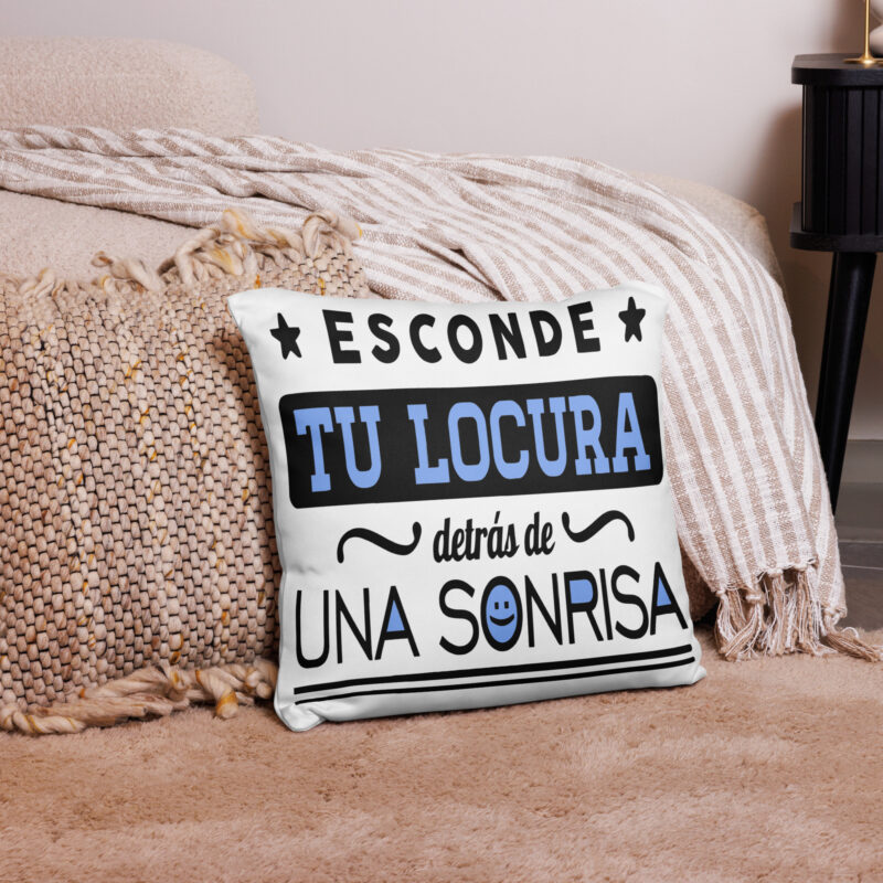 Esconde tu locura detrás de una sonrisa - cojín