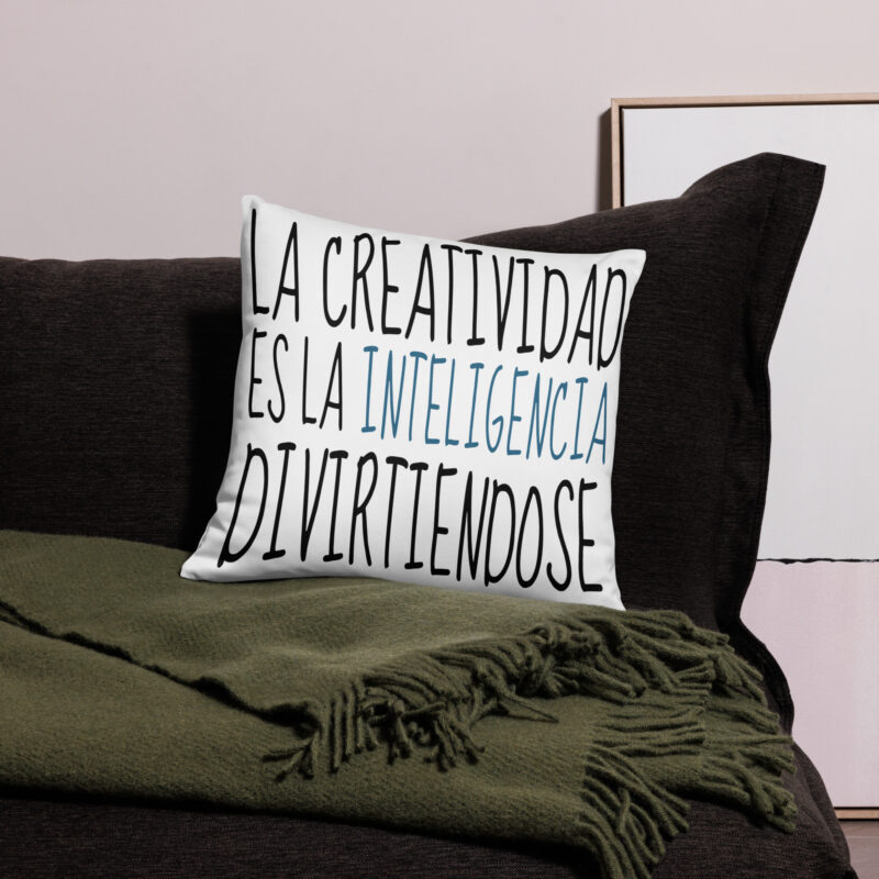 La creatividad es la inteligencia divirtiéndose - cojín