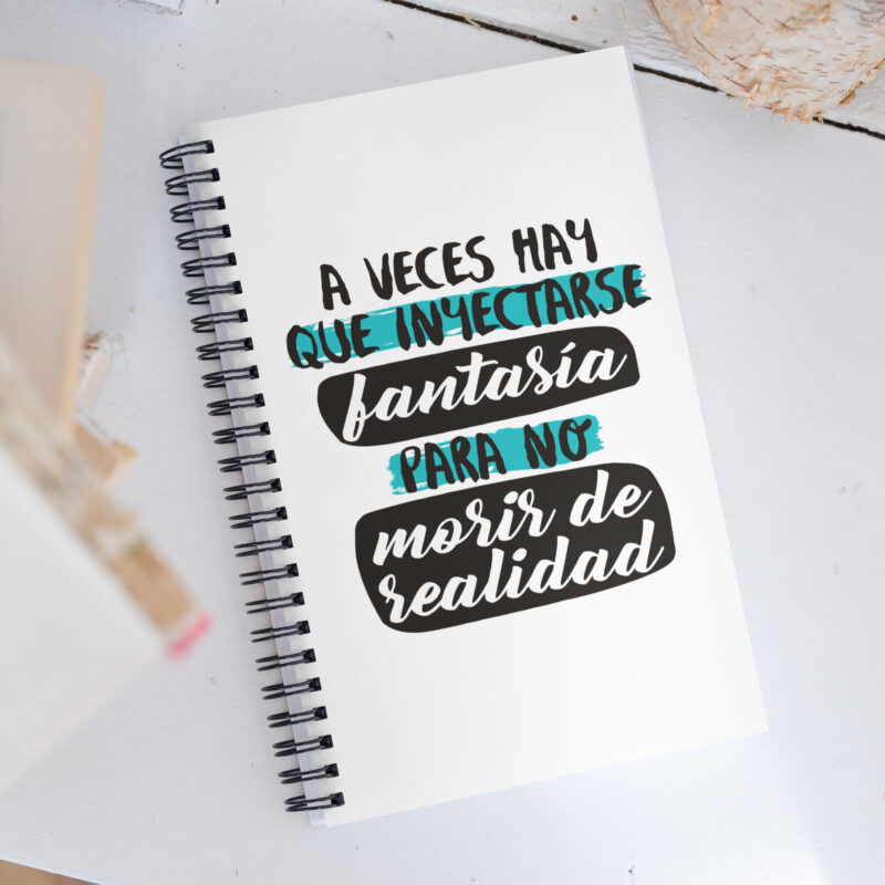 A Veces hay que Inyectarse fantasía para no morir de realidad - Libreta de notas con espiral "motivadora"