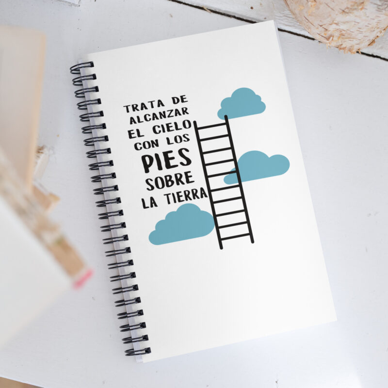 Trata de alcanzar el cielo con los pies sobre la tierra - Libreta de notas con espiral "motivadora"