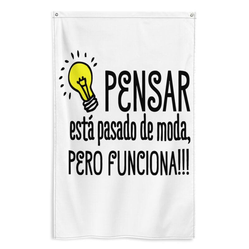Bandera "Pensar esta pasado de moda pero funciona"